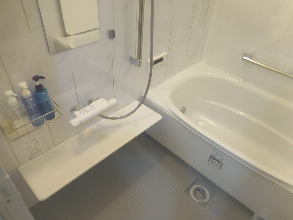 船橋市マンション　浴室・洗面室・トイレ改修、内装（床・壁ボード張替、クロス、フローリング張り）